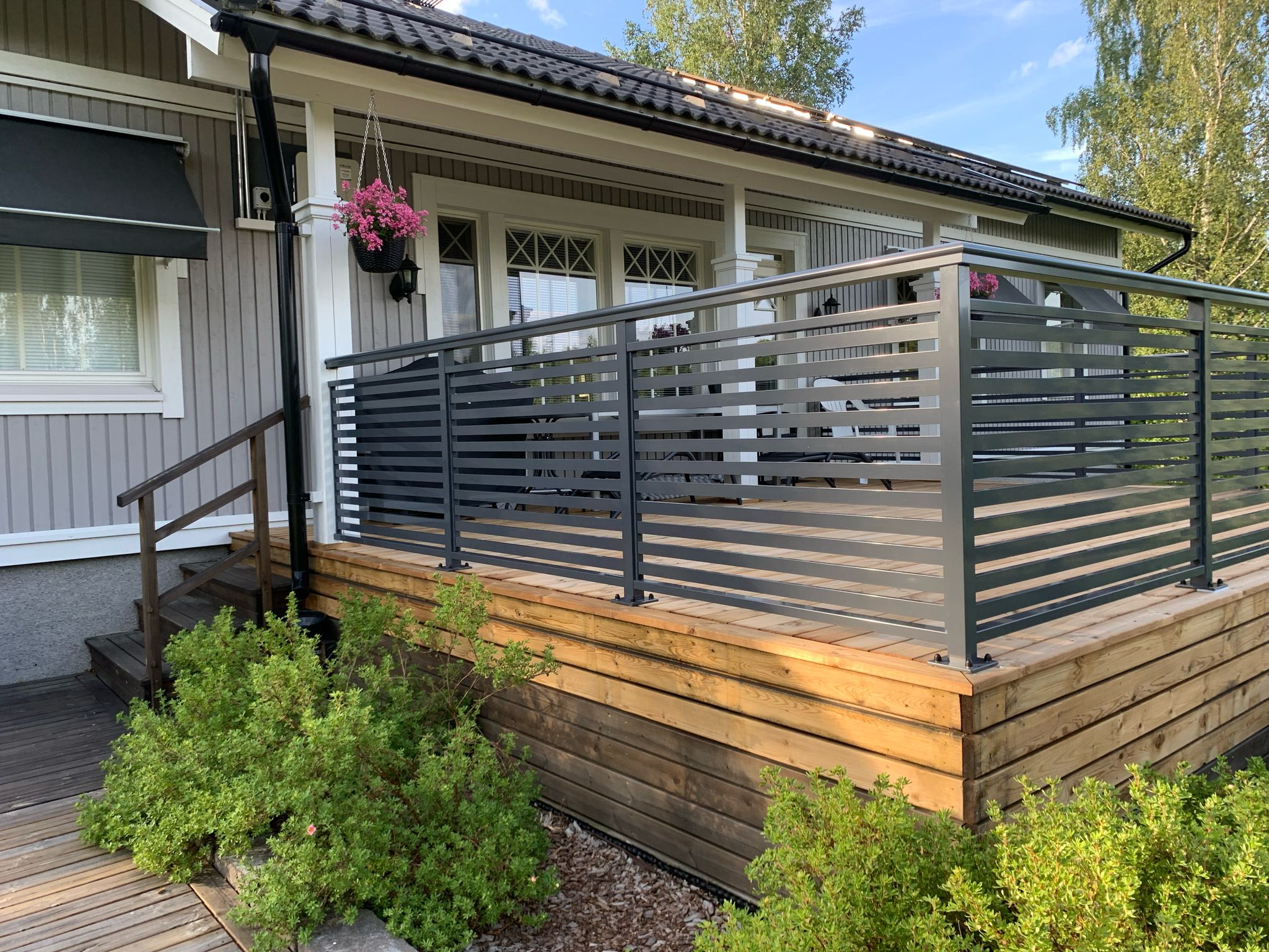 Kombinerat glas och liggande ribbor