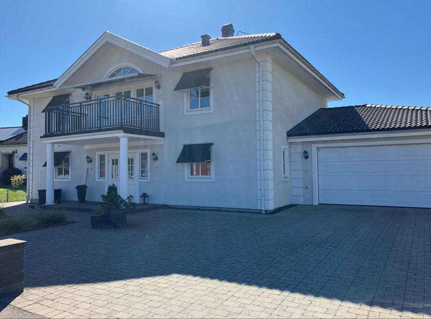 Balkongräcke i svart med stående ribbor. Lättskött och underhållsfritt